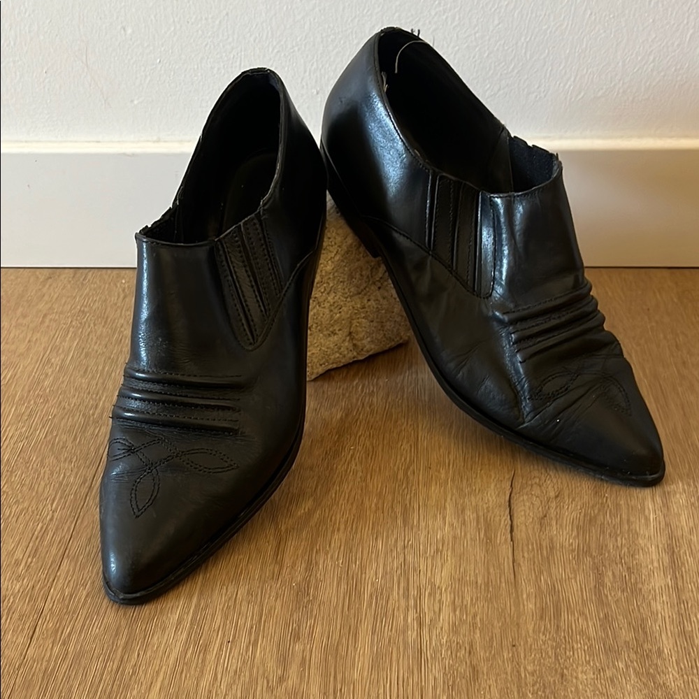 Vintage Ellemenno Black Leather Pointed Toe Ankle Boots. Women’s size 11.